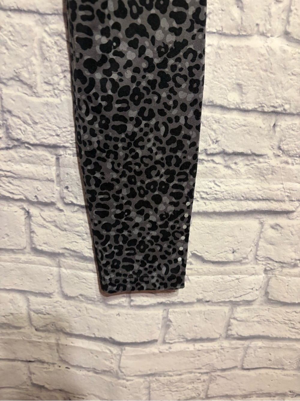 Nike Black & Charcoal Leopard-Print High-Rise Leggings Medium - Picture 9 of 9